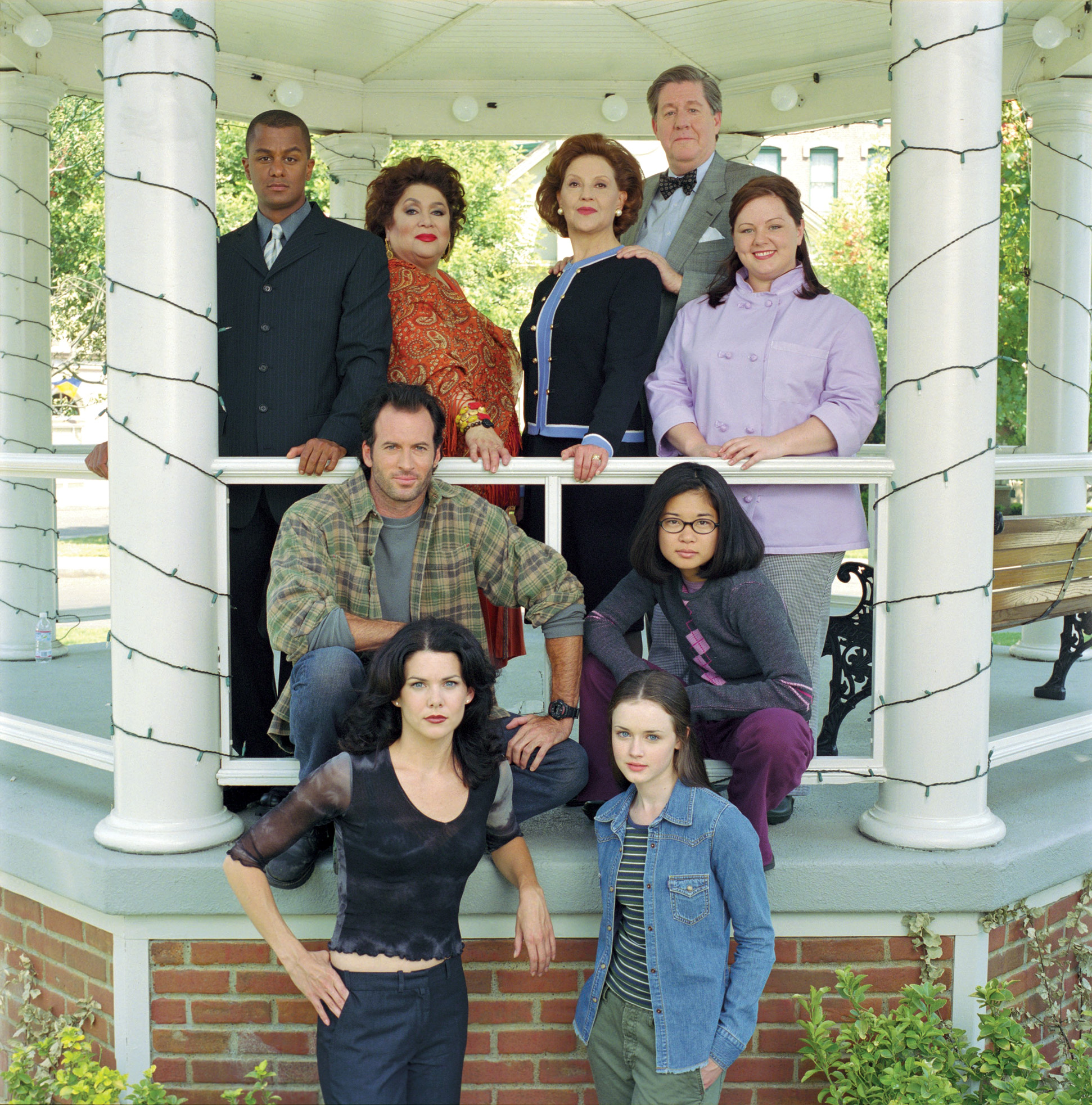 GILMORE GIRLS, Top row, from left: Yanic Truesdale, Liz Torres, Kelly Bishop, Edward Herrmann, Melissa McCarthy. Middle row, from left: Scott Patterson, Keiko Agena. Bottom row, from left: Lauren Graham, Alexis Bledel. (Season 1), 2000-2007,,Image: 98793817, License: Rights-managed, Restrictions: For usage credit please use; ©Warner Bros/Courtesy Everett Collection, Model Release: no, Credit line: Warner Bros Co / Everett / Profimedia